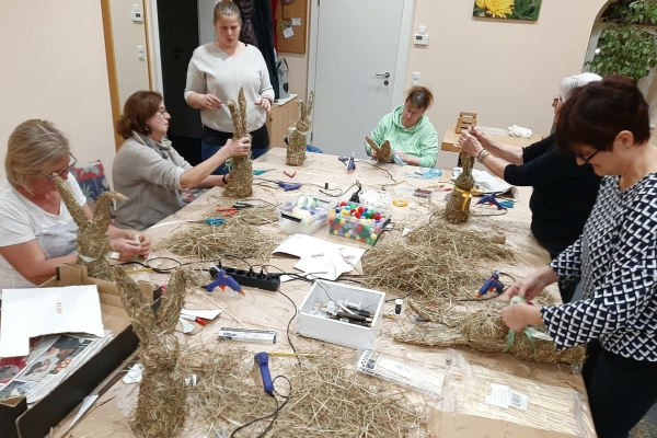 Osterhasen aus Wiesenheu – Mit Fantasie und einfachen Materialien