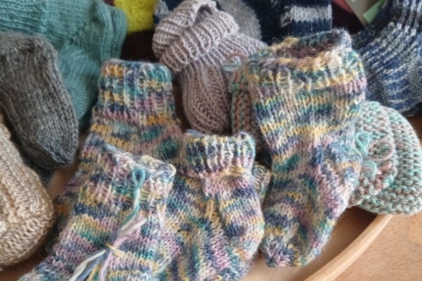 Wärme für die Kleinsten in Gaza LandFrauen stricken Söckchen