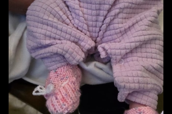 Wärme für die Kleinsten in Gaza LandFrauen stricken Söckchen